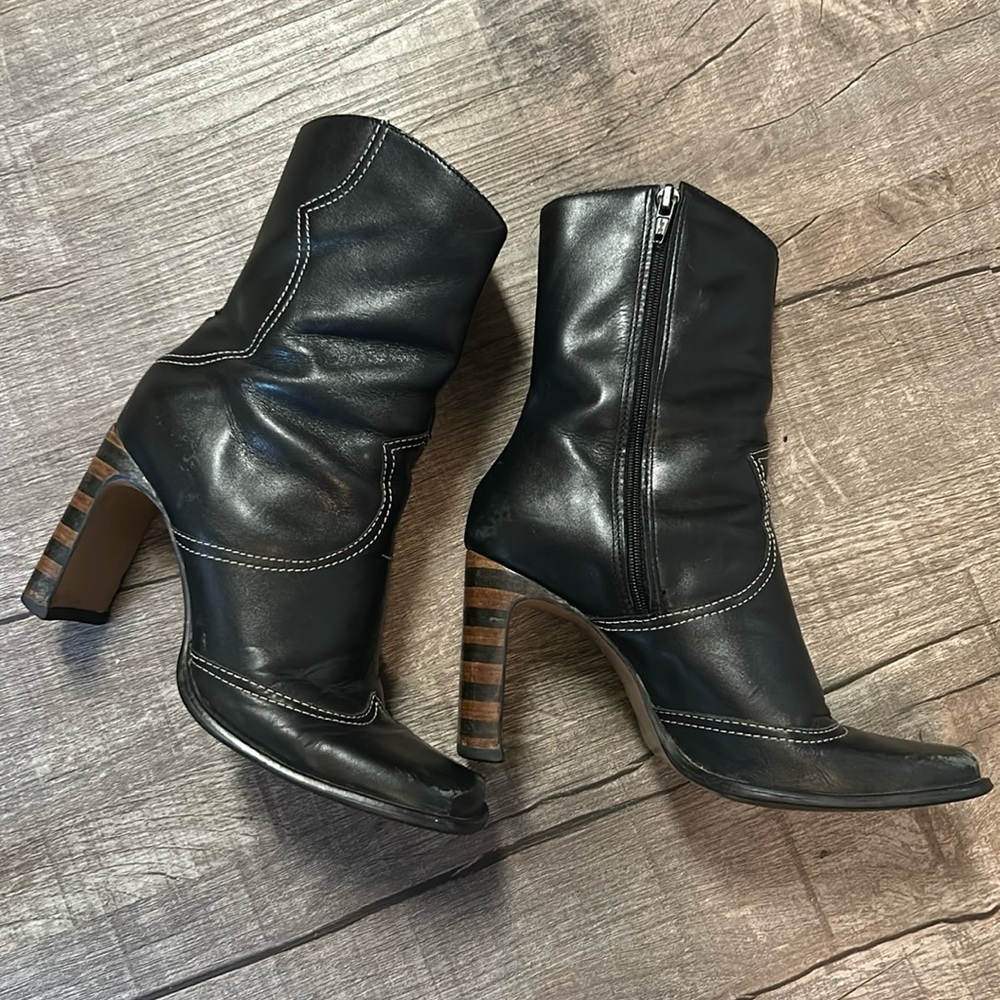 Black leather vintage TwoLips ankle high boots